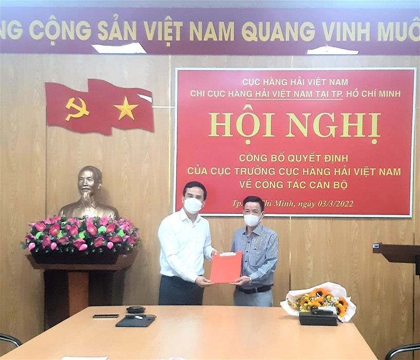 Thừa ủy quyền của Lãnh đạo Cục HHVN, Chi cục trưởng Phạm Huy Toàn trao Quyết định bổ nhiệm